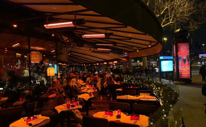 Veito Blade 2kW provide warmth and comfort to outdoor diners.