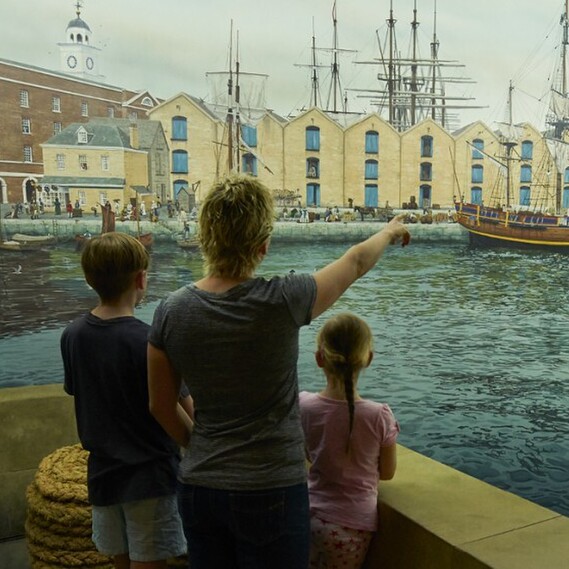 Mother pointing at the view at Fletcher’s Mutiny Cyclorama