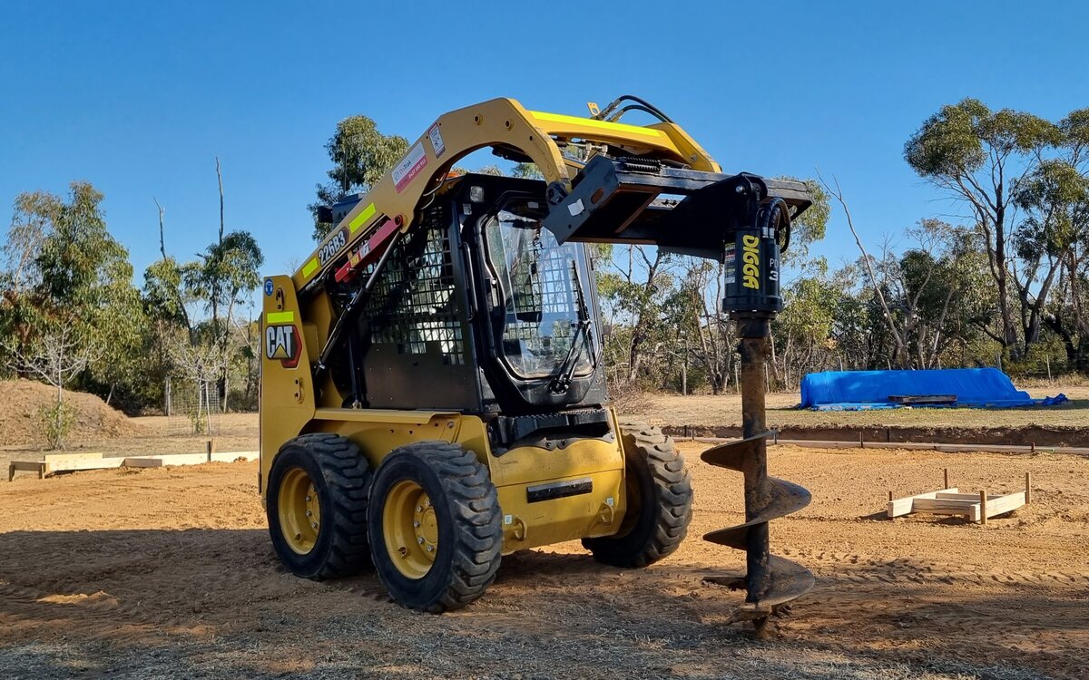 OnTrak Rentals How to change attachments on your Bobcat, Skid Steer